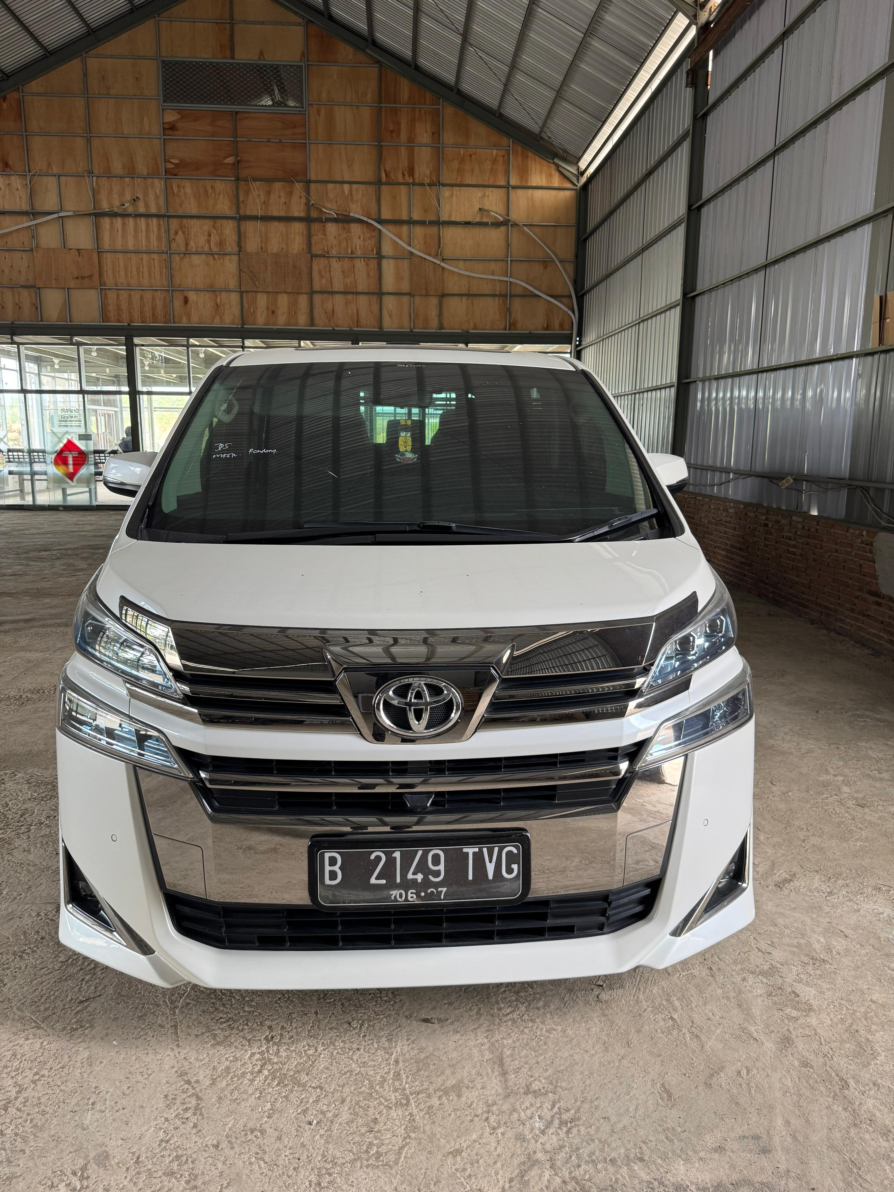 Tampak depan Toyota Vellfire 2.5 G AT